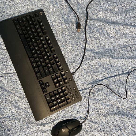 Logitech Keyboard (100%) and Mouse (Keyboard & Mouse light up) - Picture 10 of 11